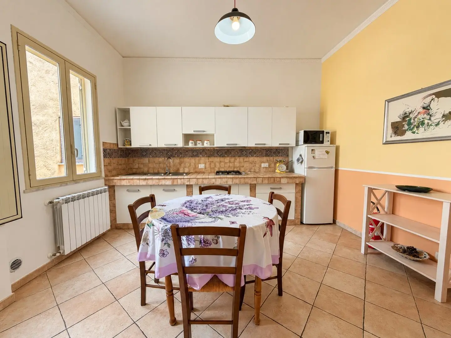 Cucina abitabile con tavolo da pranzo, Casa del Duomo a Cefalù