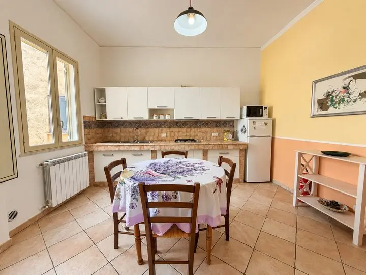 Cucina abitabile con tavolo da pranzo, Casa del Duomo a Cefalù