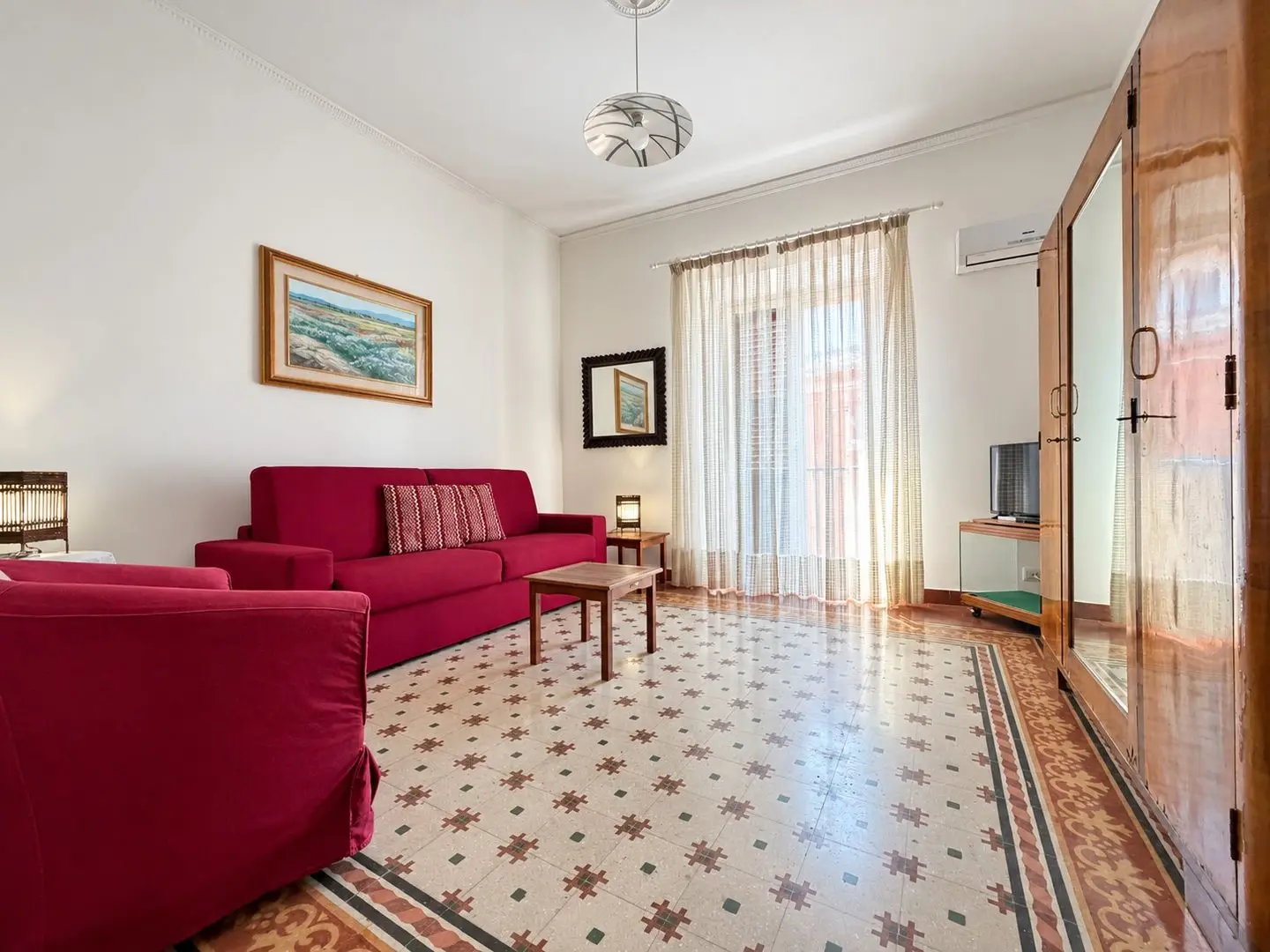 Soggiorno con divano letto e armadio d'epoca, Casa del Duomo a Cefalù