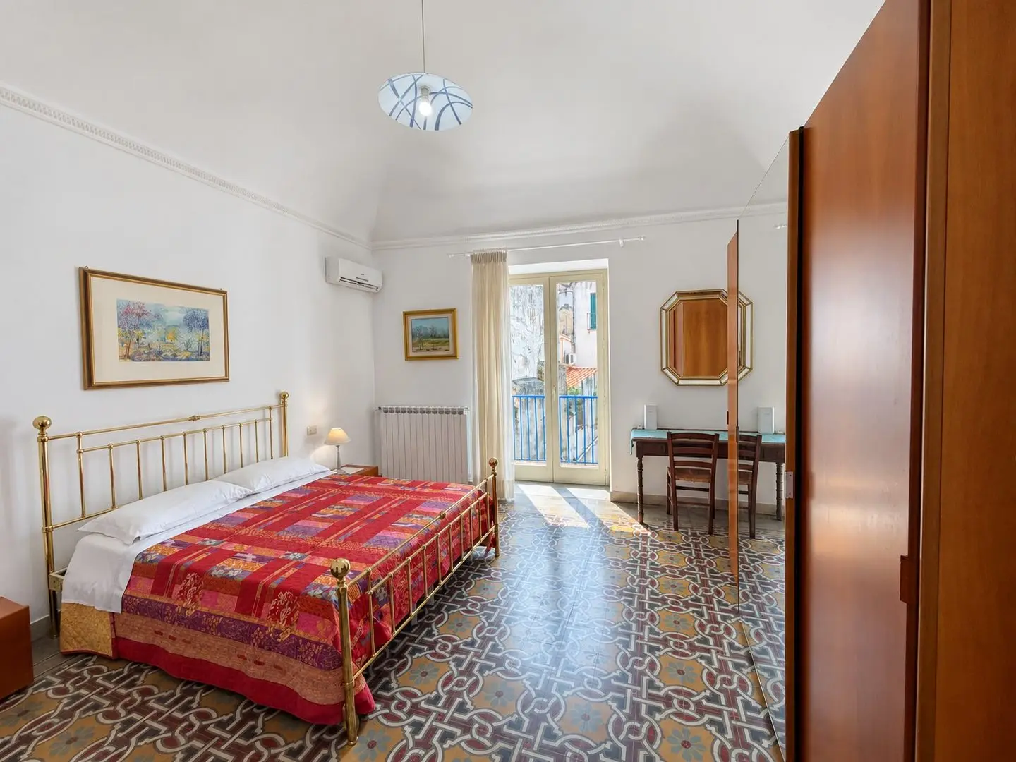 Camera matrimoniale con armadio e scrivania, Casa del Duomo a Cefalù