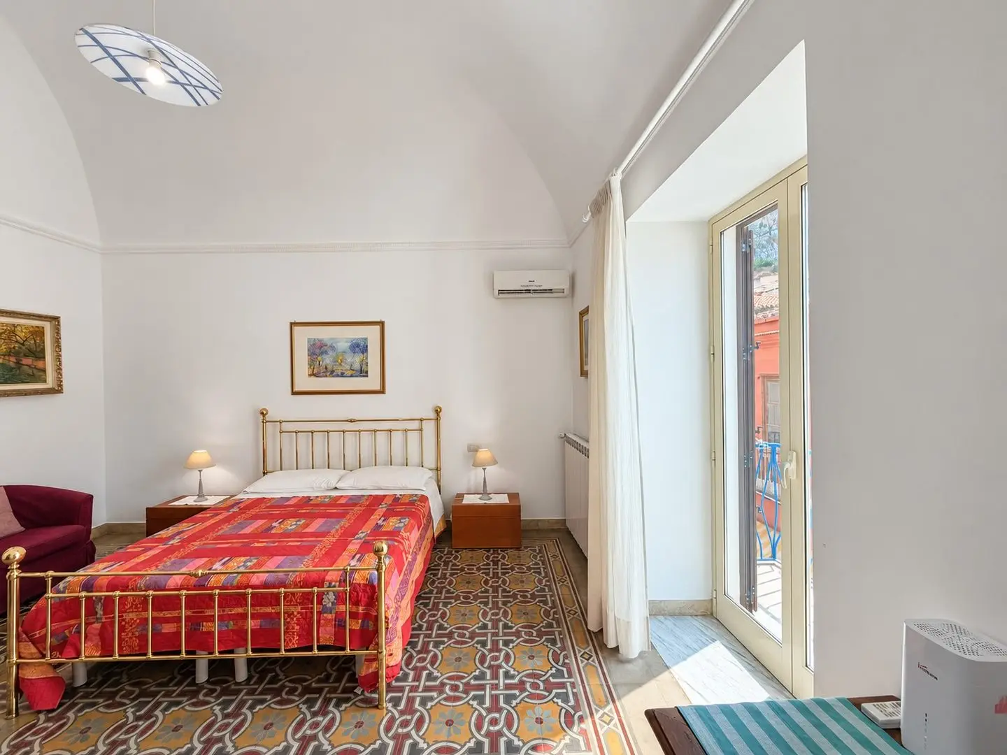 Camera matrimoniale e balcone, Casa del Duomo a Cefalù