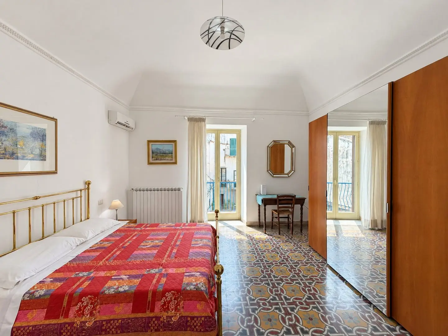 Camera matrimoniale vista dalla portafinestra, Casa del Duomo a Cefalù
