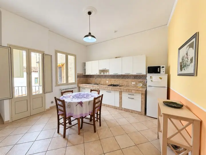 Cucina con portafinestra sul balcone, Casa del Duomo a Cefalù