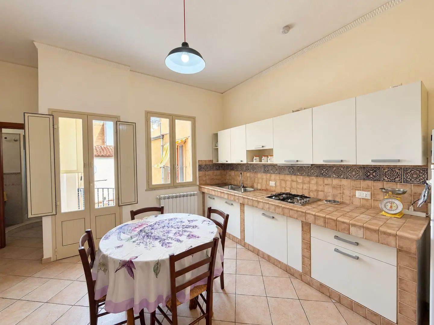 Zona pranzo e piano cottura, Casa del Duomo a Cefalù