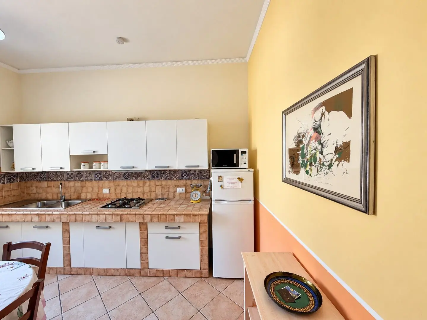 Cucina con pensili bianchi, Casa del Duomo a Cefalù
