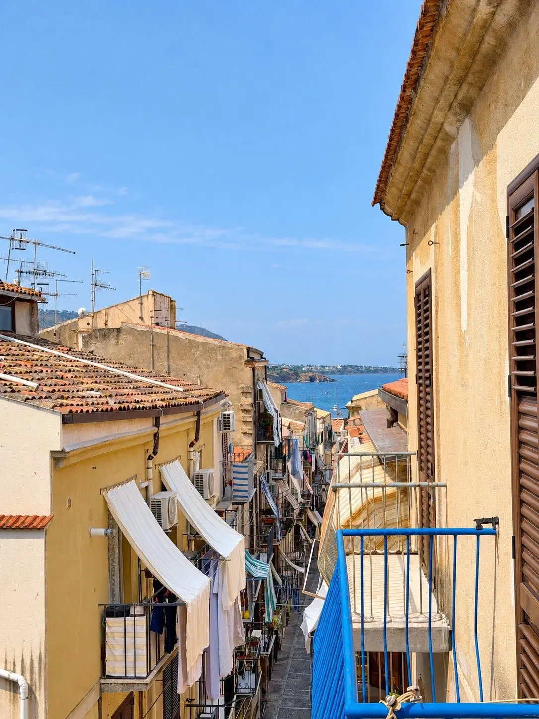Il mare e i tetti del centro storico dal balcone della Casa del Duomo