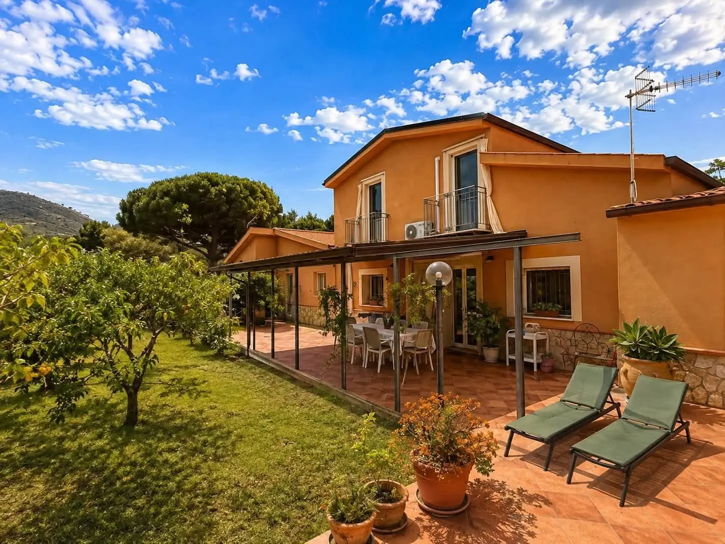 Villa dei Mandarini tra gli agrumi della tenuta