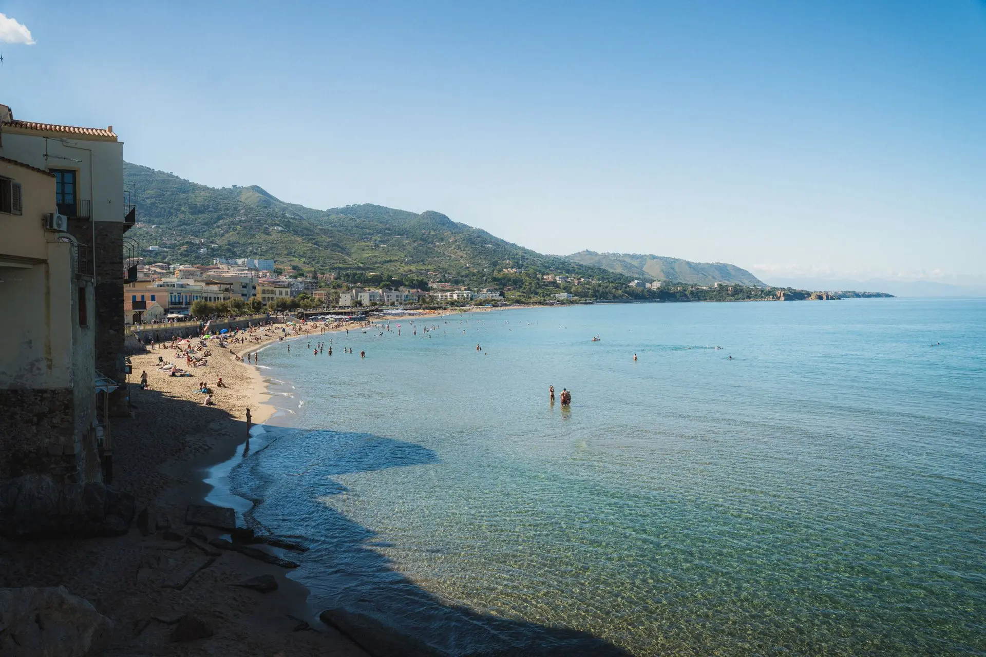 La spiaggia del lungomare di Cefalù