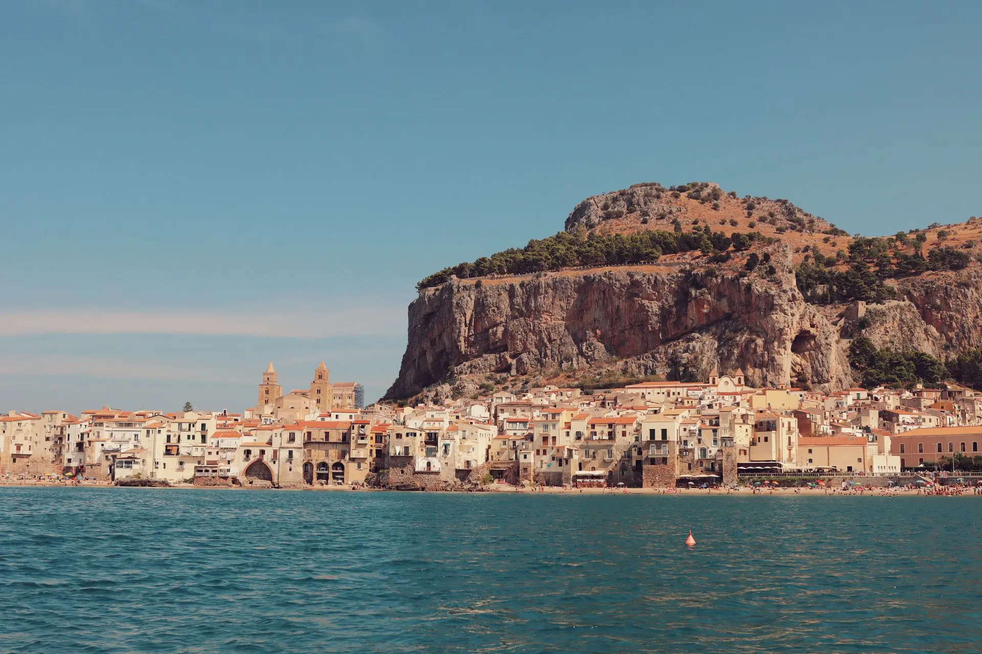 Cefalù vista dal mare con la Rocca e il Duomo