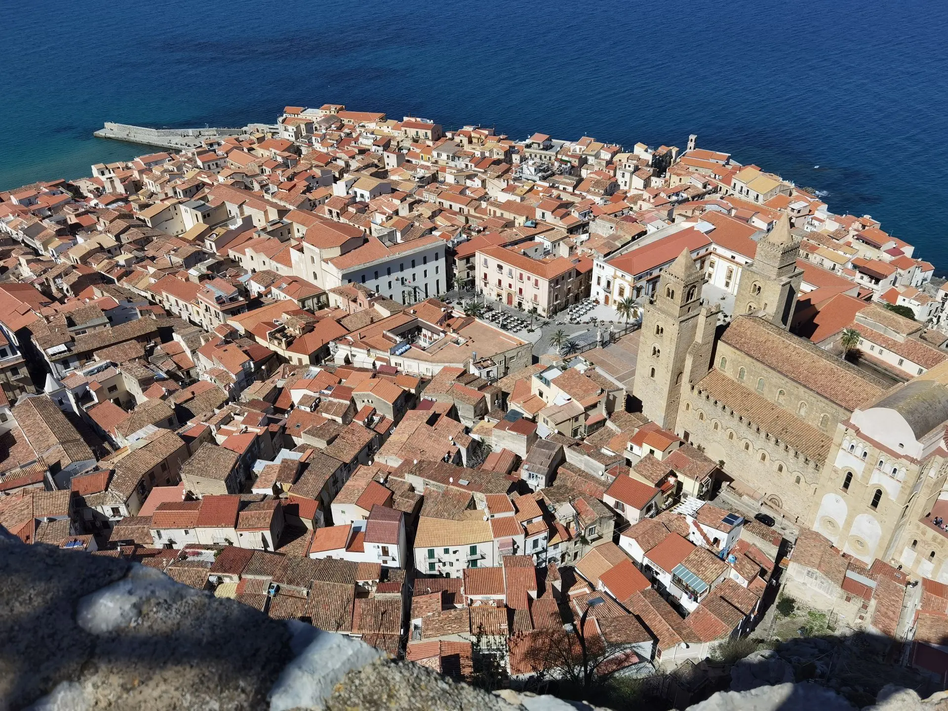I tetti di Cefalù e il Duomo visti dalla Rocca