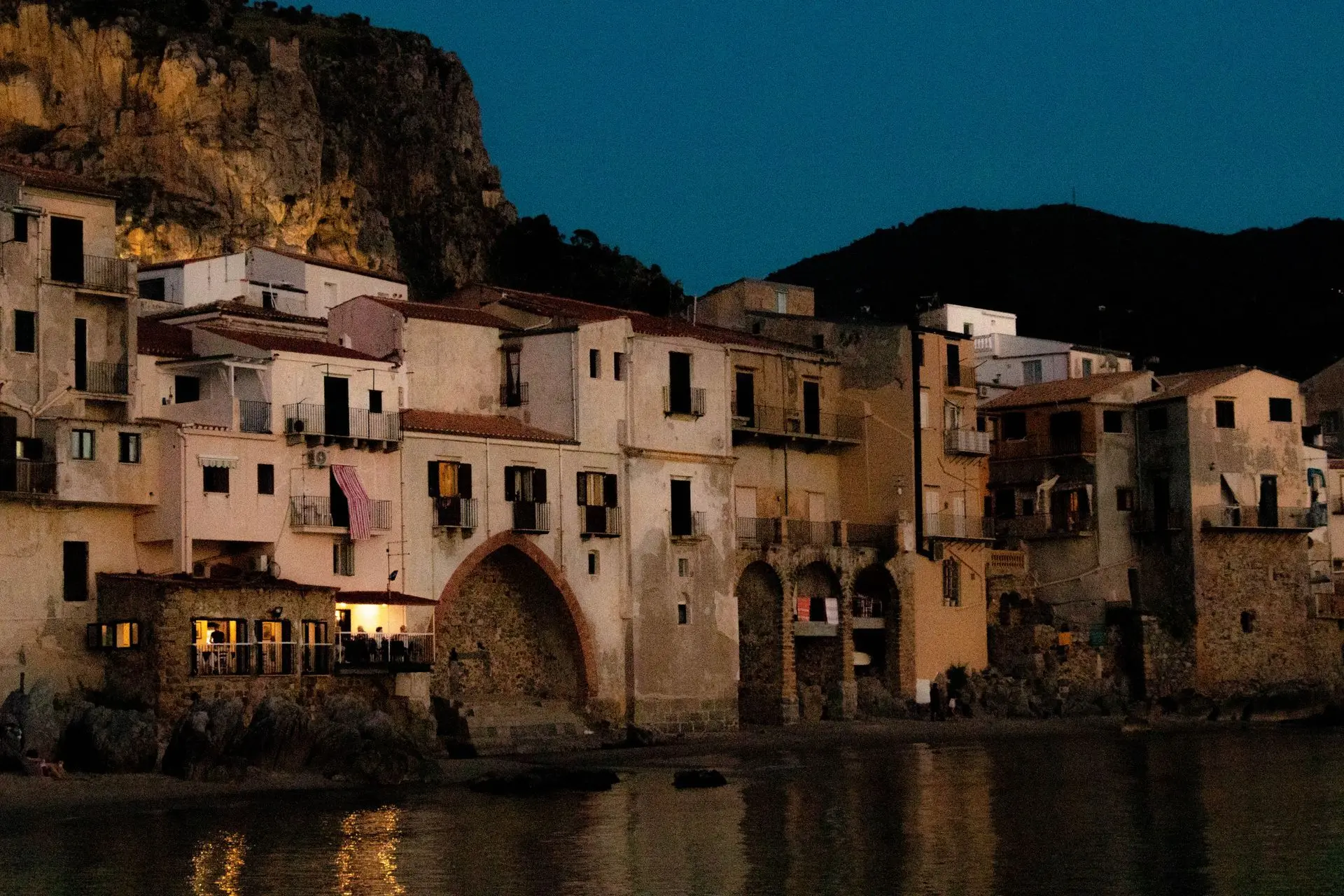 Il borgo di Cefalù al tramonto
