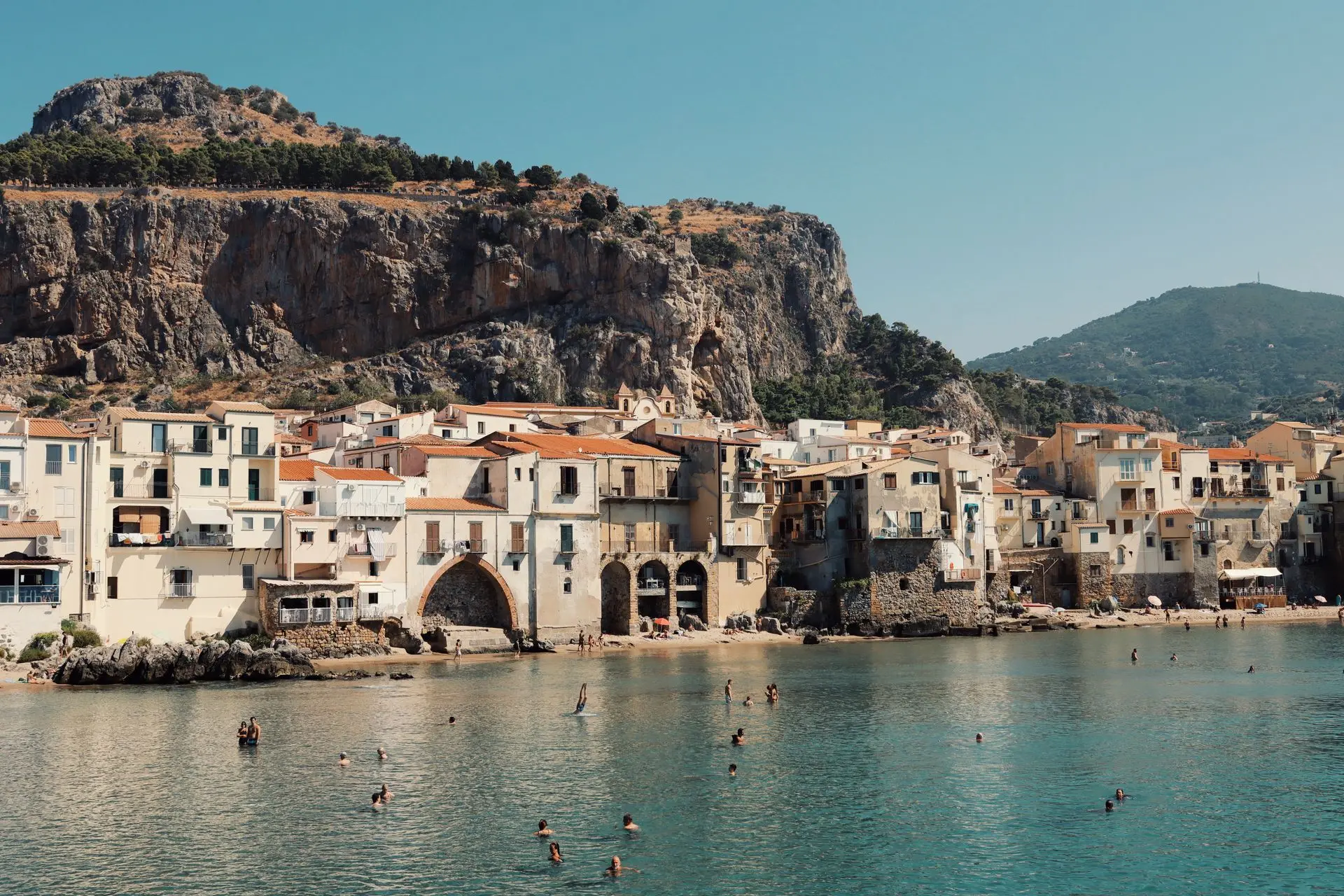 Le case sul mare del centro storico di Cefalù