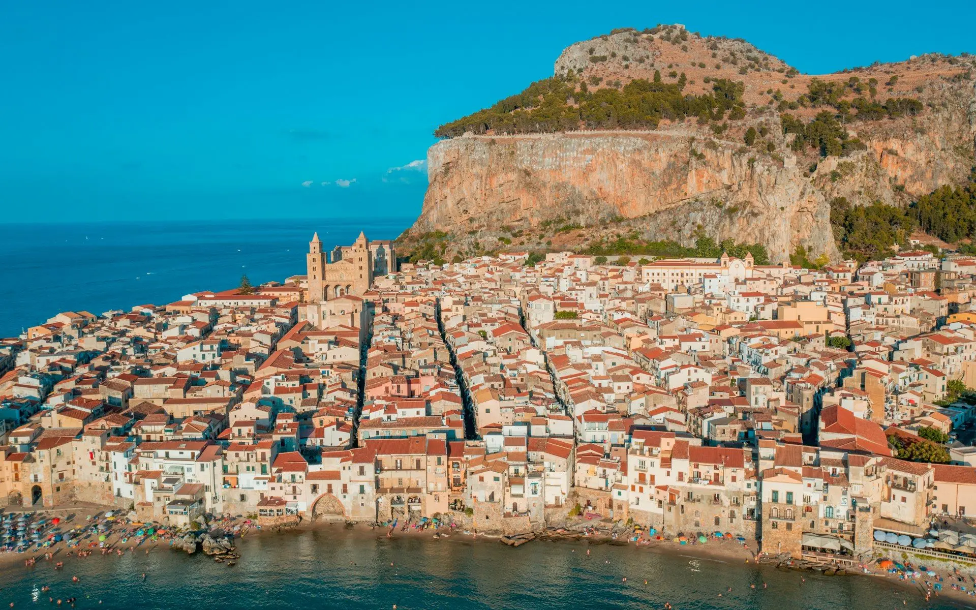Il centro storico di Cefalù dall'alto, tra la Rocca e la spiaggia