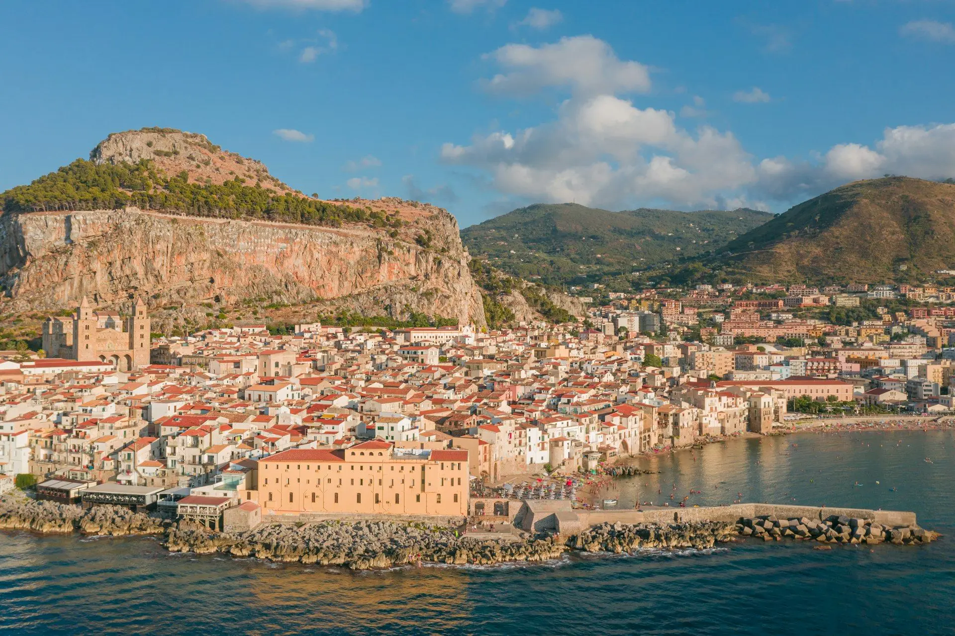 Il borgo di Cefalù sul mare con la Rocca e il Duomo