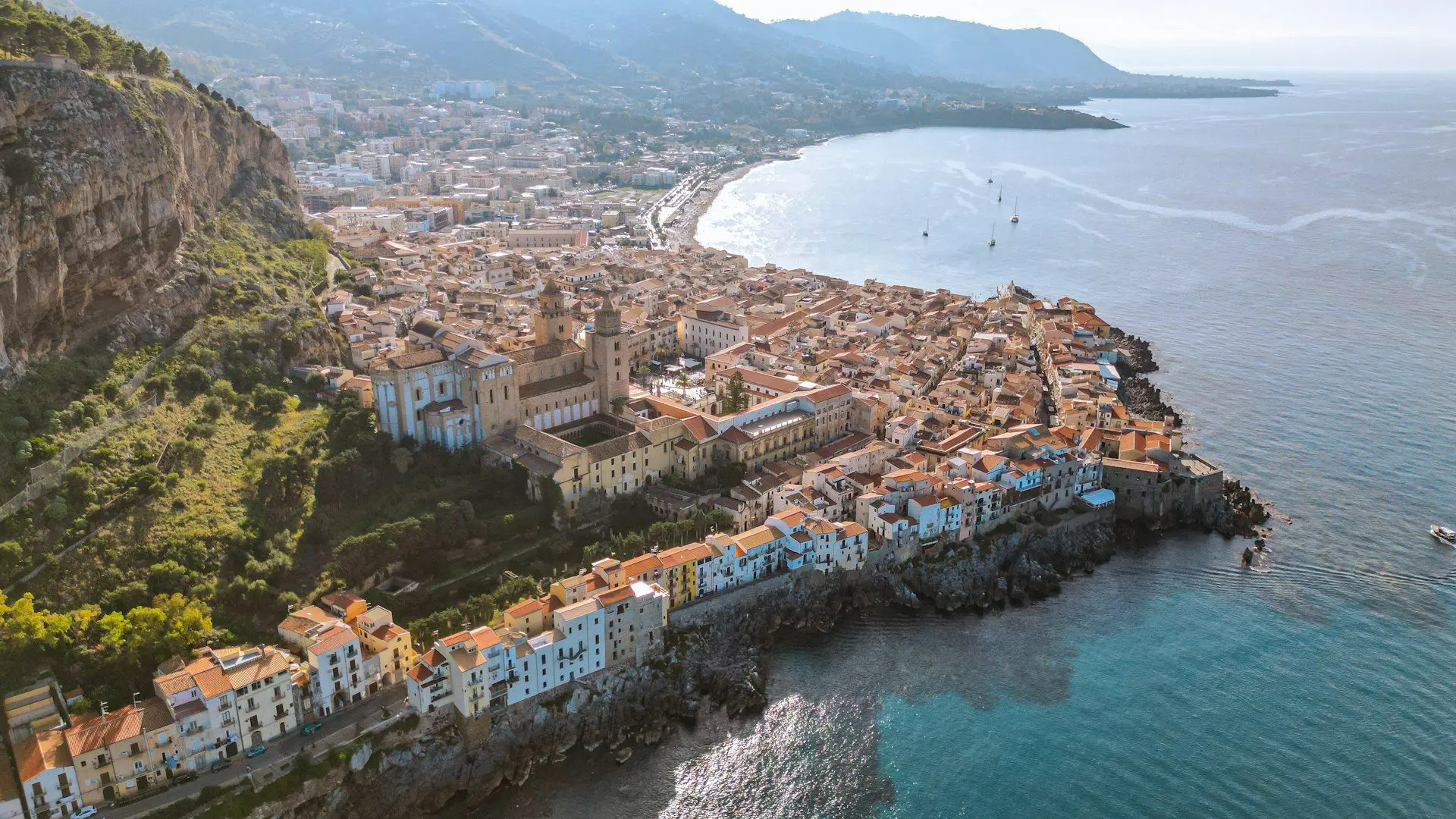 La costa di Cefalù e il centro storico dall'alto