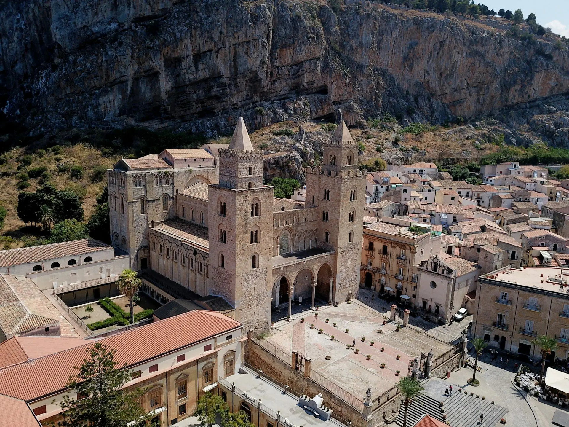 Il Duomo normanno di Cefalù dall'alto