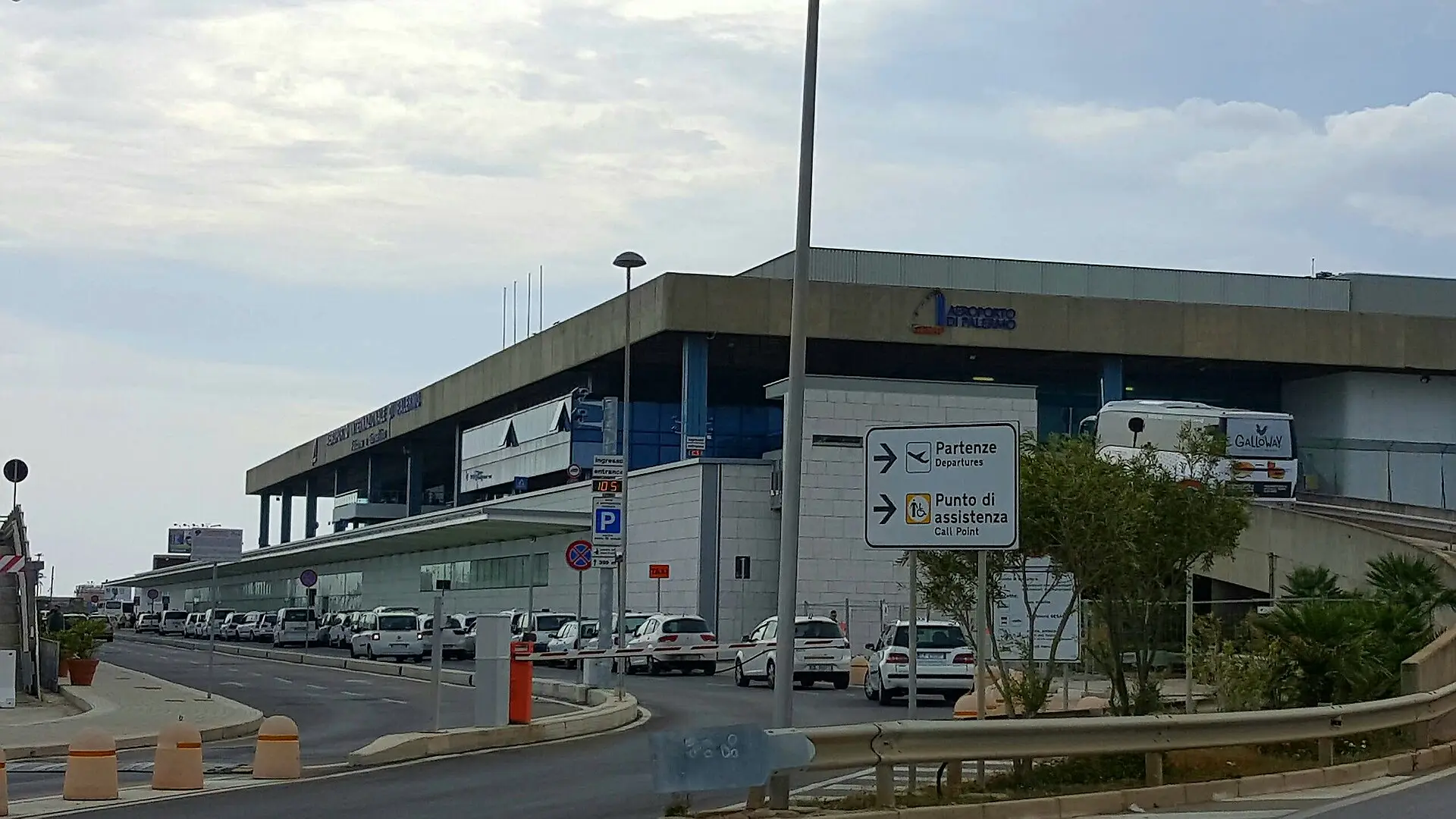 L'ingresso dell'aeroporto di Palermo
