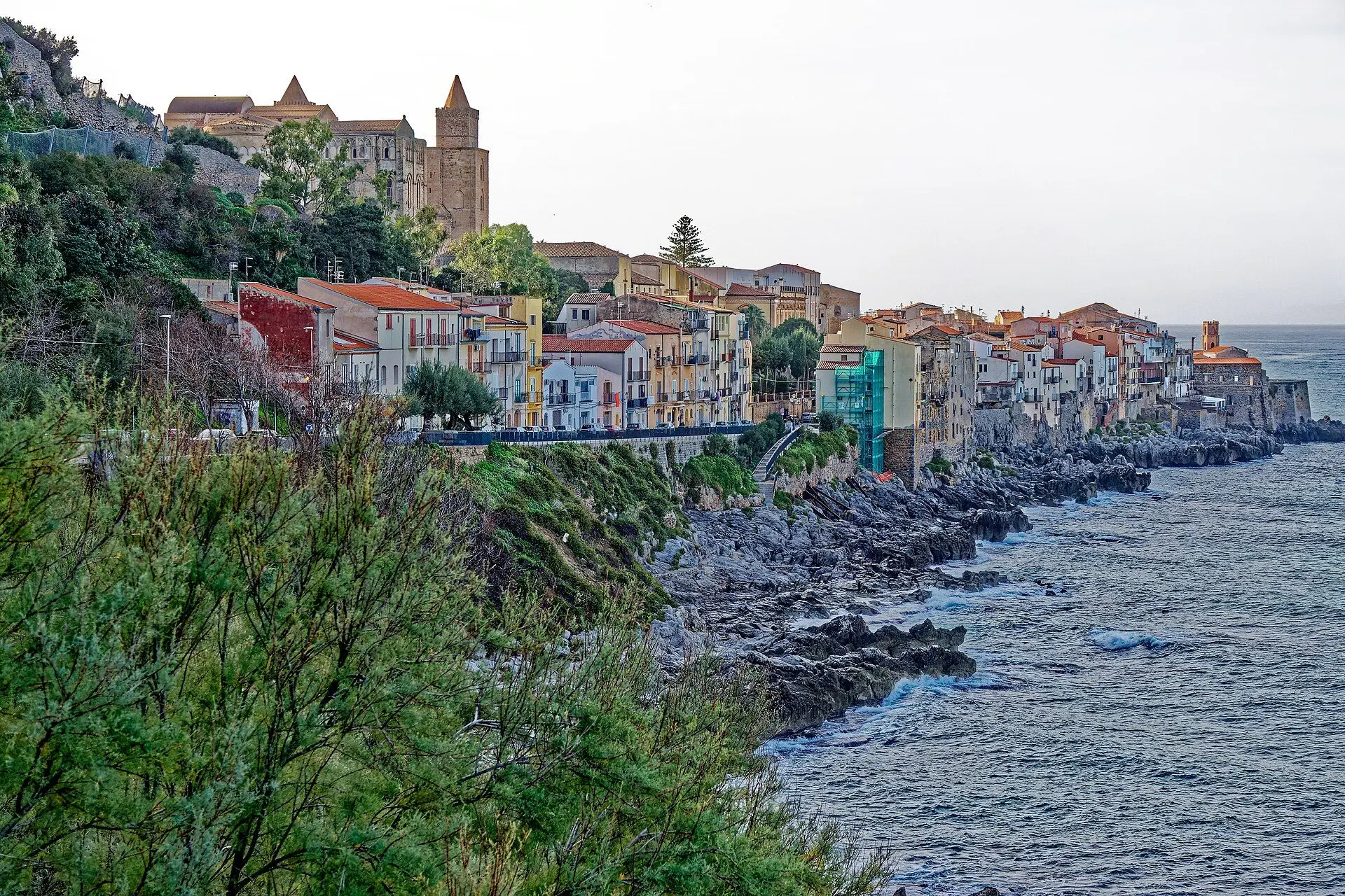 Il centro storico di Cefalù affacciato sul mare