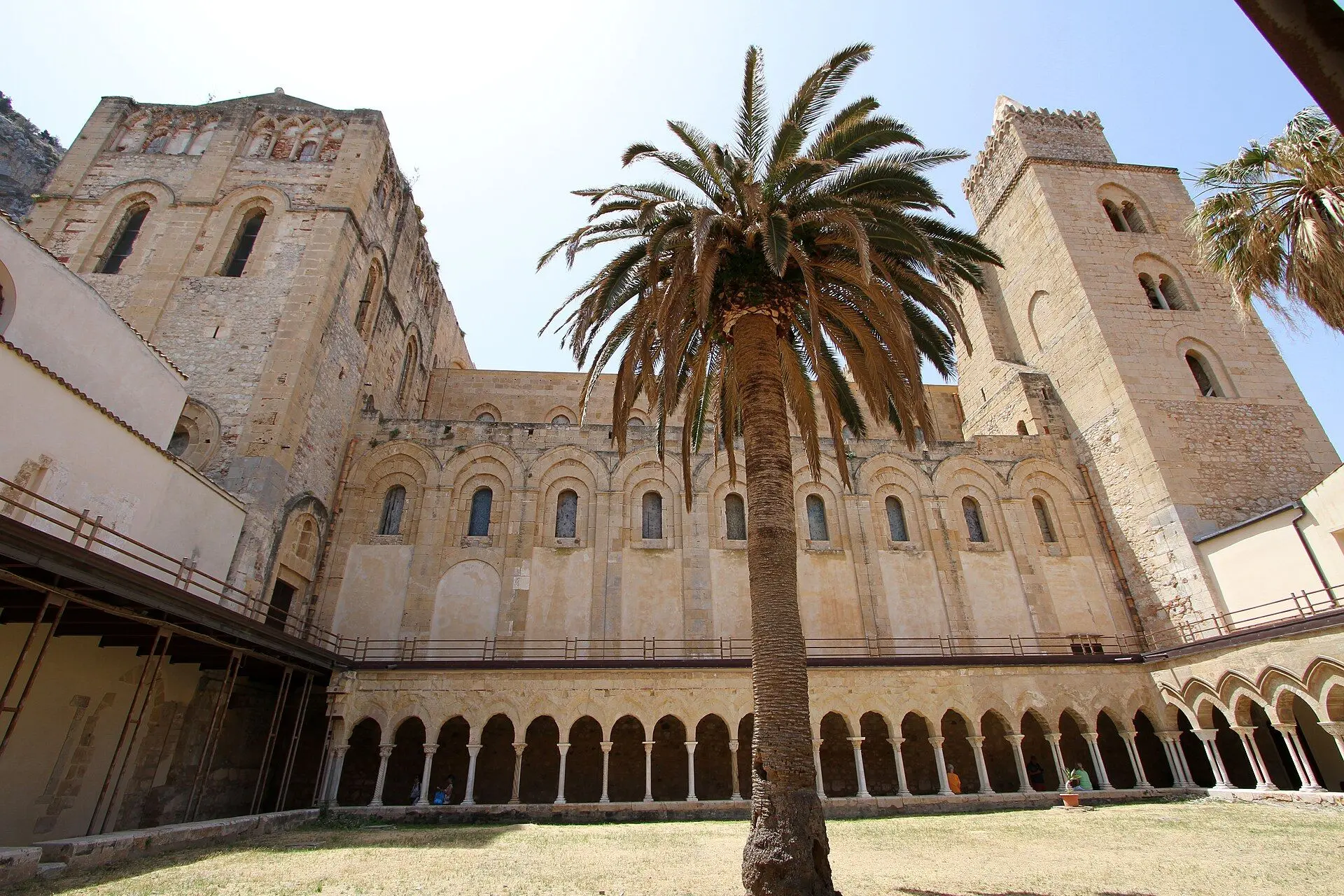 Il Duomo di Cefalù visto dal chiostro