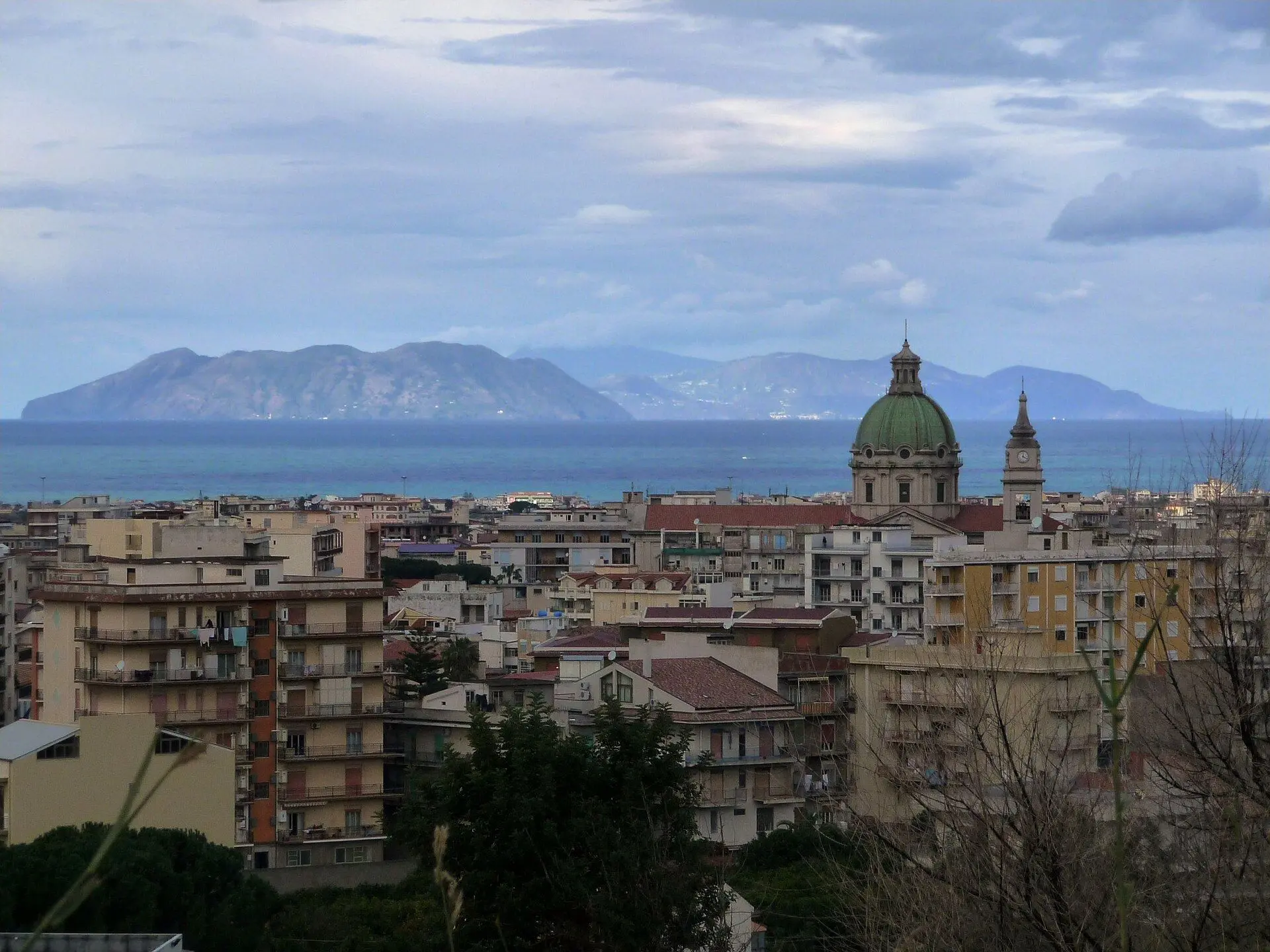Le isole Eolie all'orizzonte dalla costa tirrenica della Sicilia