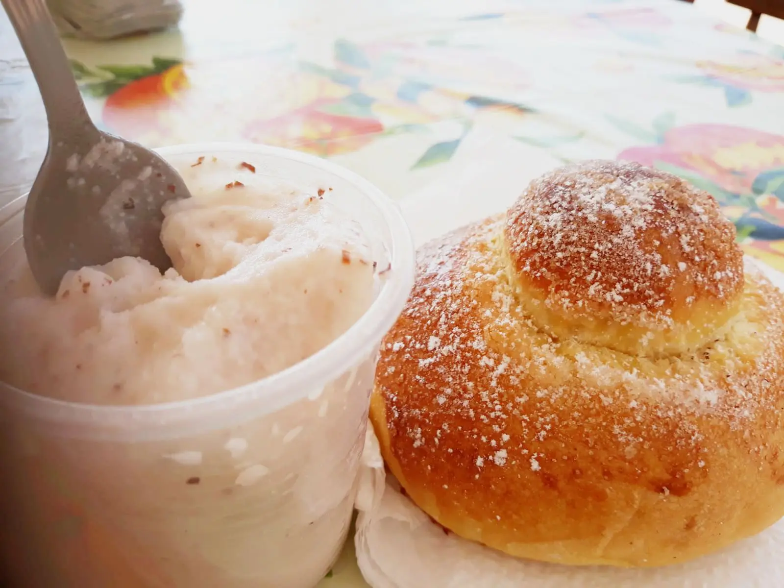 Granita di mandorla con brioche