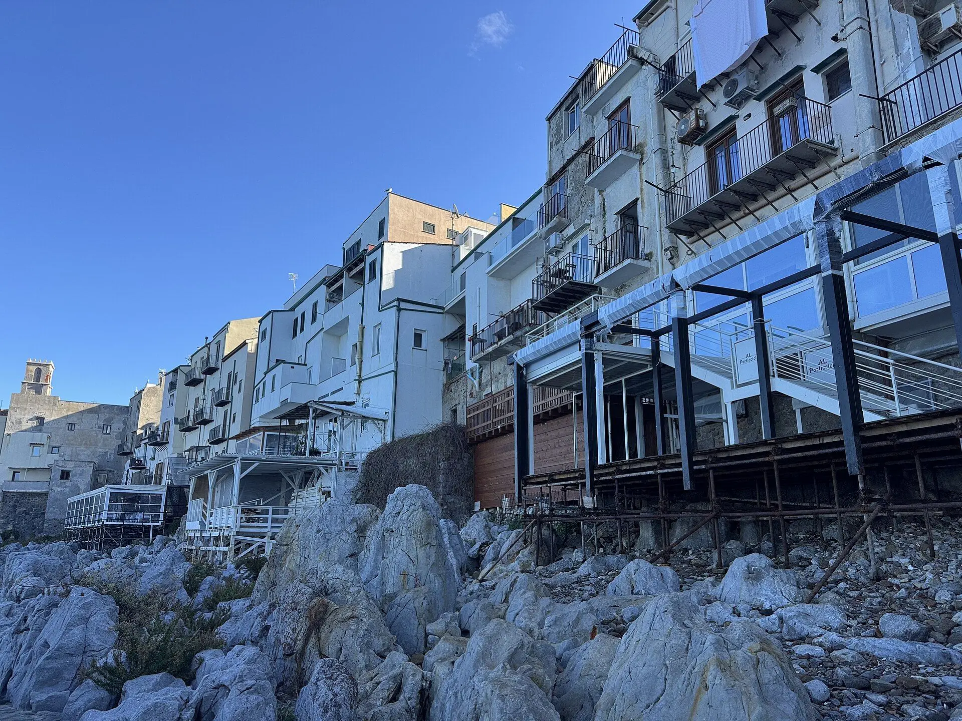 Le mura megalitiche sul mare di Cefalù