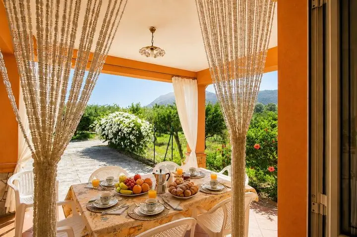 Colazione in veranda con vista sul giardino, Villa dei Limoni a Cefalù