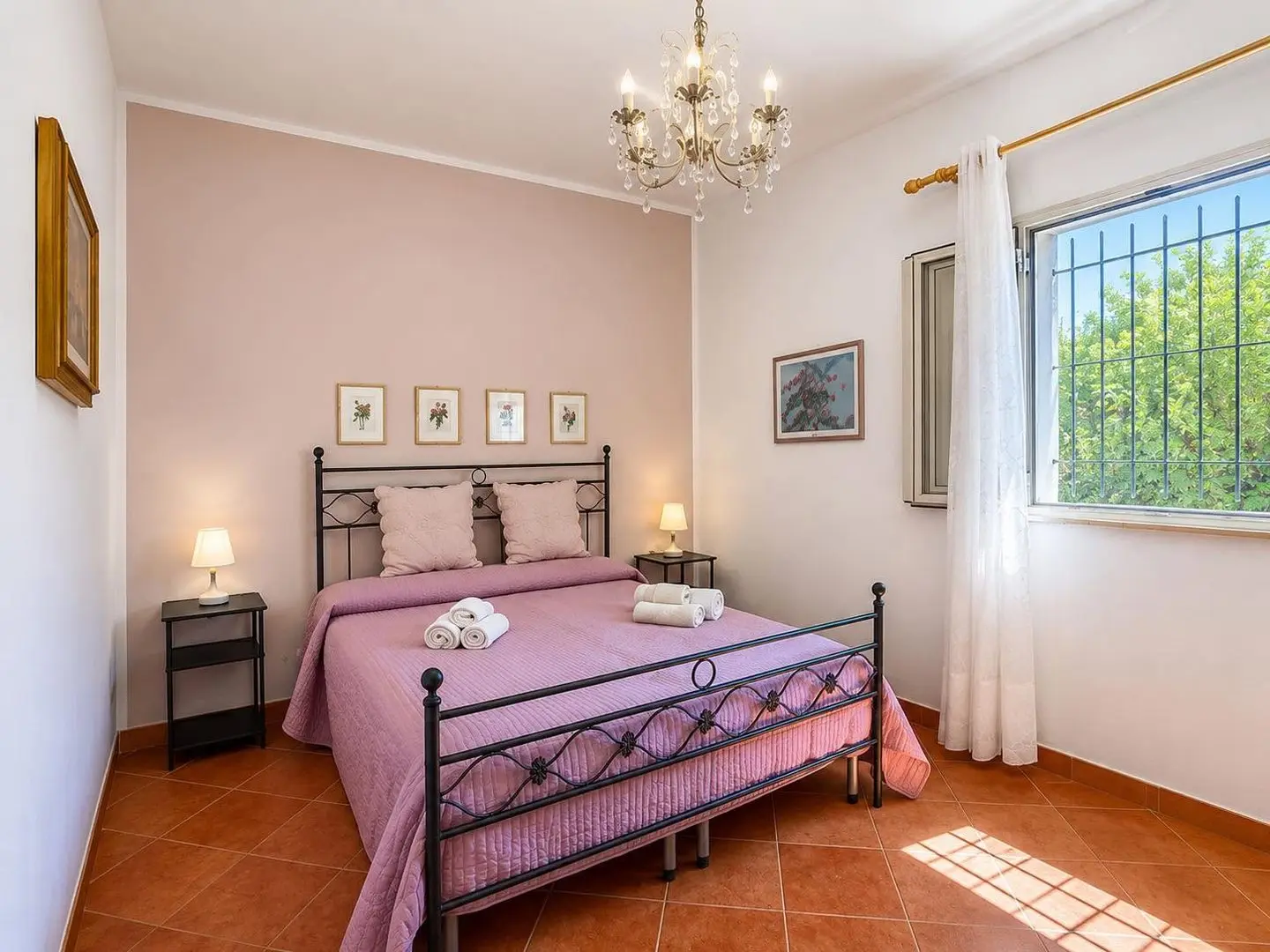 Camera matrimoniale con lampadario, Villa dei Limoni a Cefalù