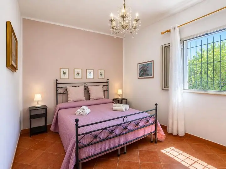 Camera matrimoniale con lampadario, Villa dei Limoni a Cefalù
