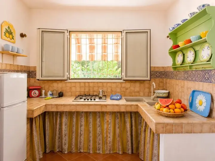Cucina con piano cottura a gas e frigorifero, Villa dei Limoni a Cefalù