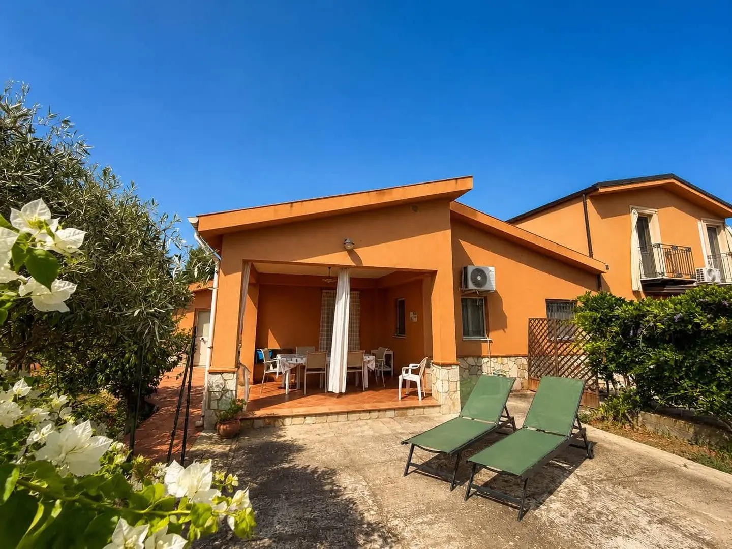 Villa dei Limoni tra bouganville e ulivi, con lettini, Villa dei Limoni a Cefalù