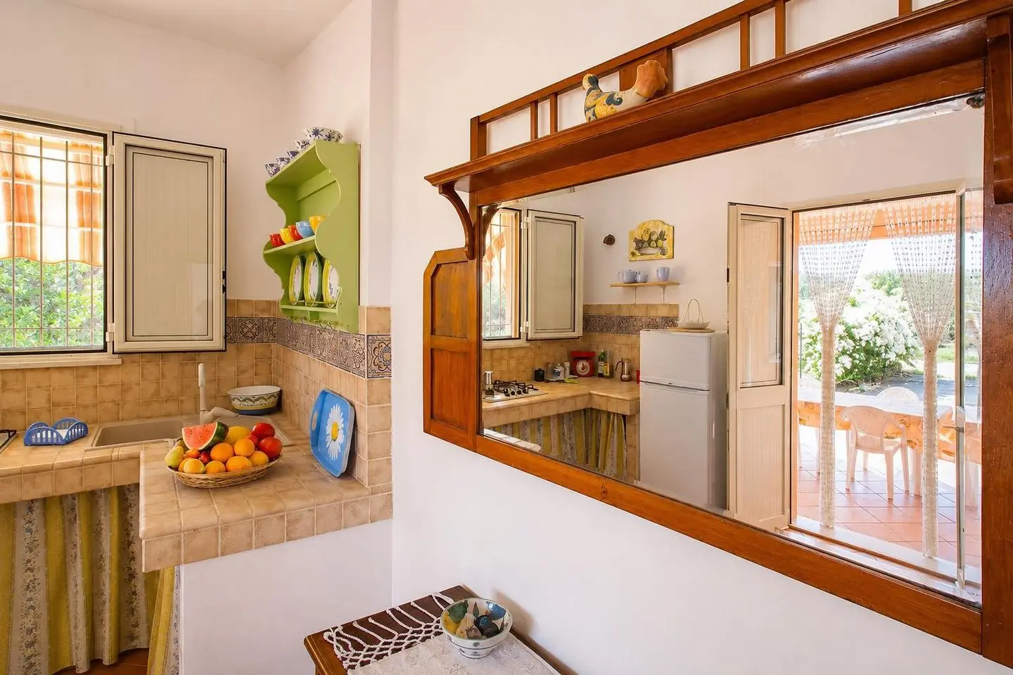 Cucina con specchio e vista sulla veranda, Villa dei Limoni a Cefalù