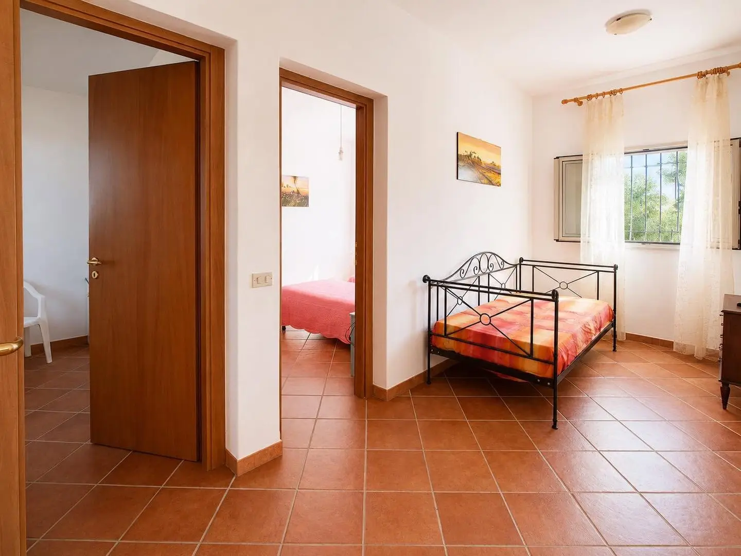 Camera con letto in ferro battuto, Villa dei Limoni a Cefalù