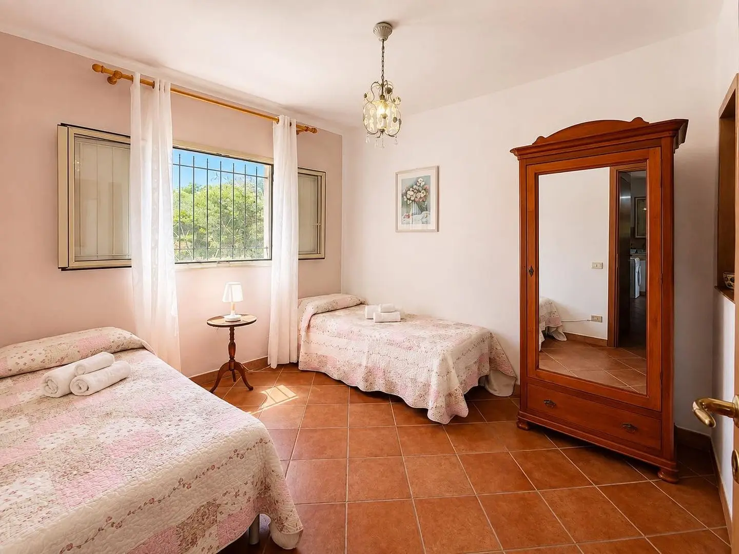 Camera con due letti singoli e armadio a specchio, Villa dei Limoni a Cefalù