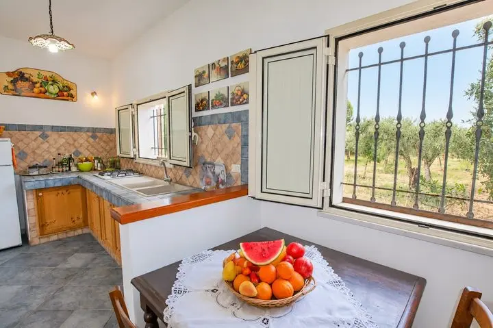 Cucina con vista sulla campagna, Villa dei Mandarini a Cefalù