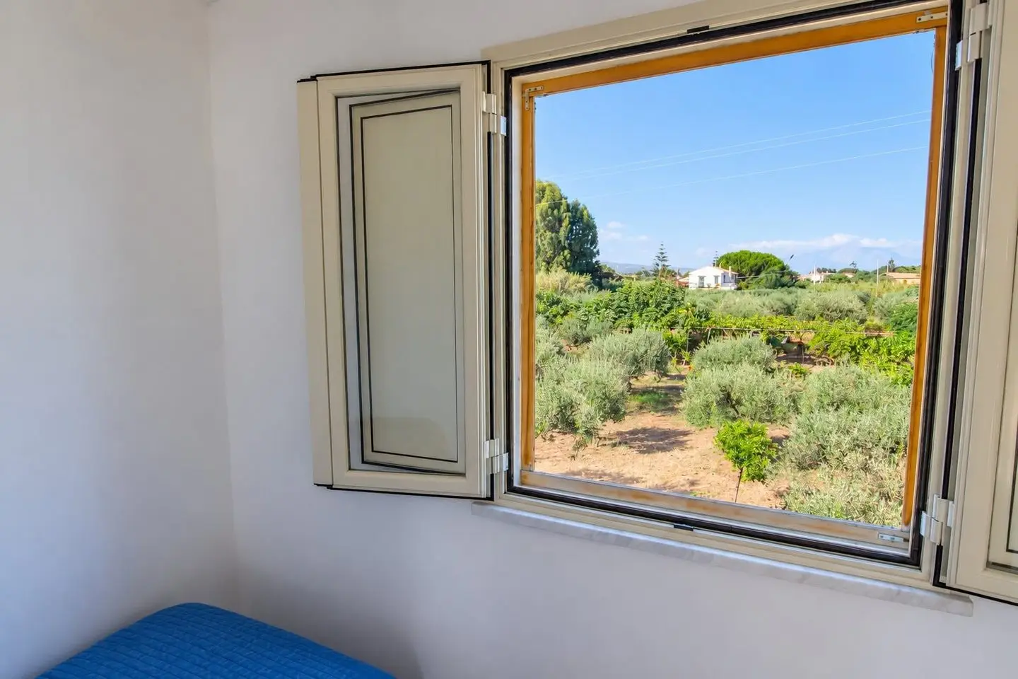 Vista sulla campagna e sul mare dalla finestra, Villa dei Mandarini a Cefalù