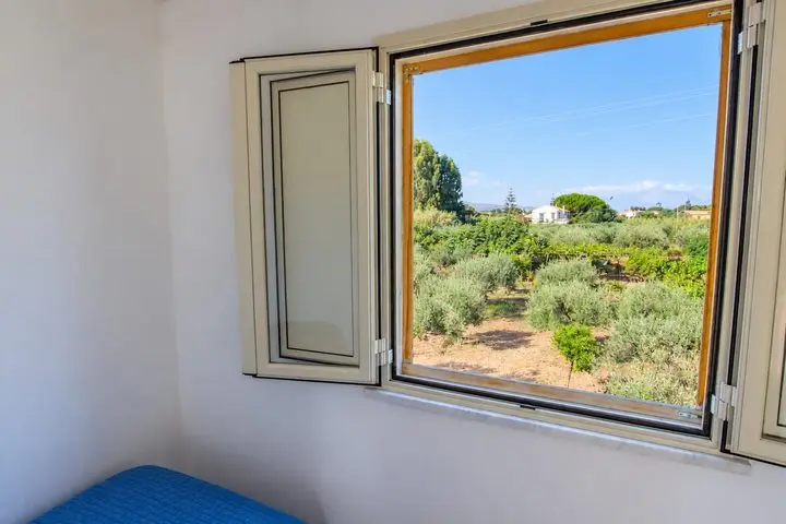 Vista sulla campagna e sul mare dalla finestra, Villa dei Mandarini a Cefalù