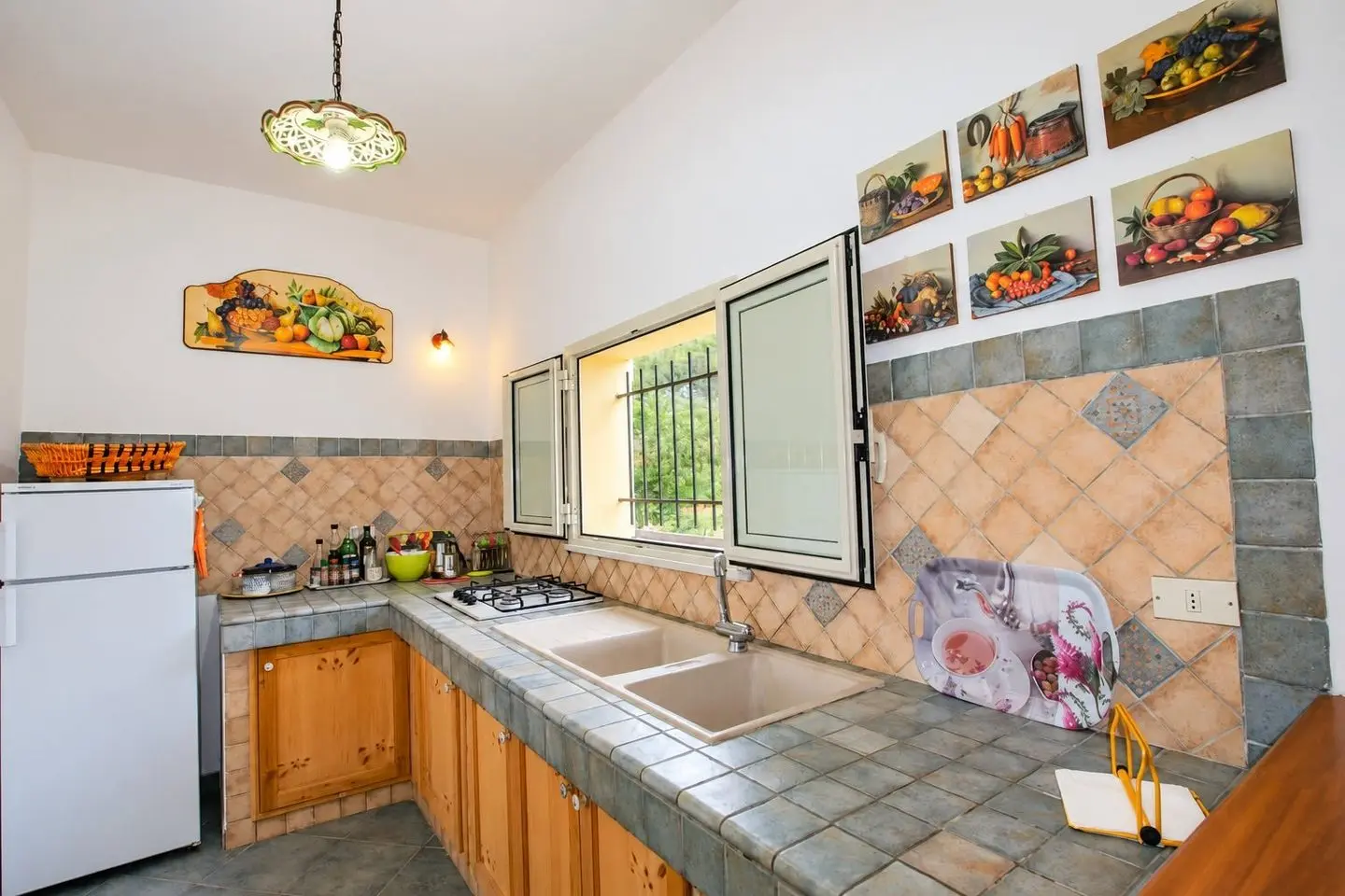 Cucina con piano cottura a gas e lavello, Villa dei Mandarini a Cefalù