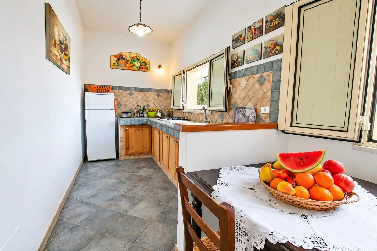 Cucina abitabile con frigorifero, Villa dei Mandarini a Cefalù