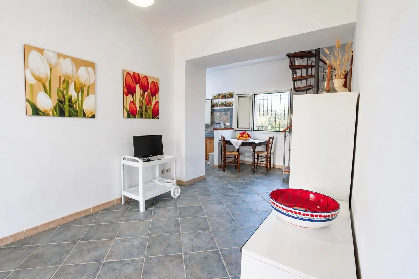 Soggiorno con TV e zona pranzo, Villa dei Mandarini a Cefalù