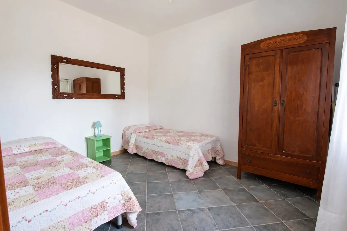 Camera con letti singoli e armadio d'epoca, Villa dei Mandarini a Cefalù