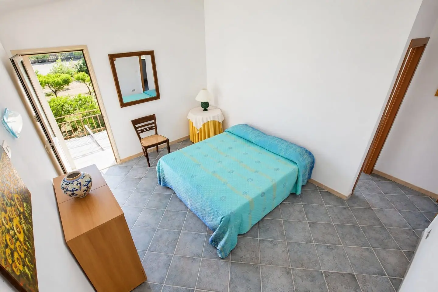Camera matrimoniale con cassettiera, Villa dei Mandarini a Cefalù