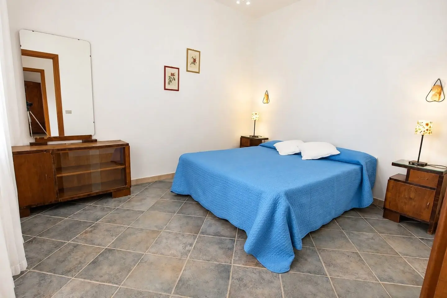 Camera matrimoniale con comò, Villa dei Mandarini a Cefalù