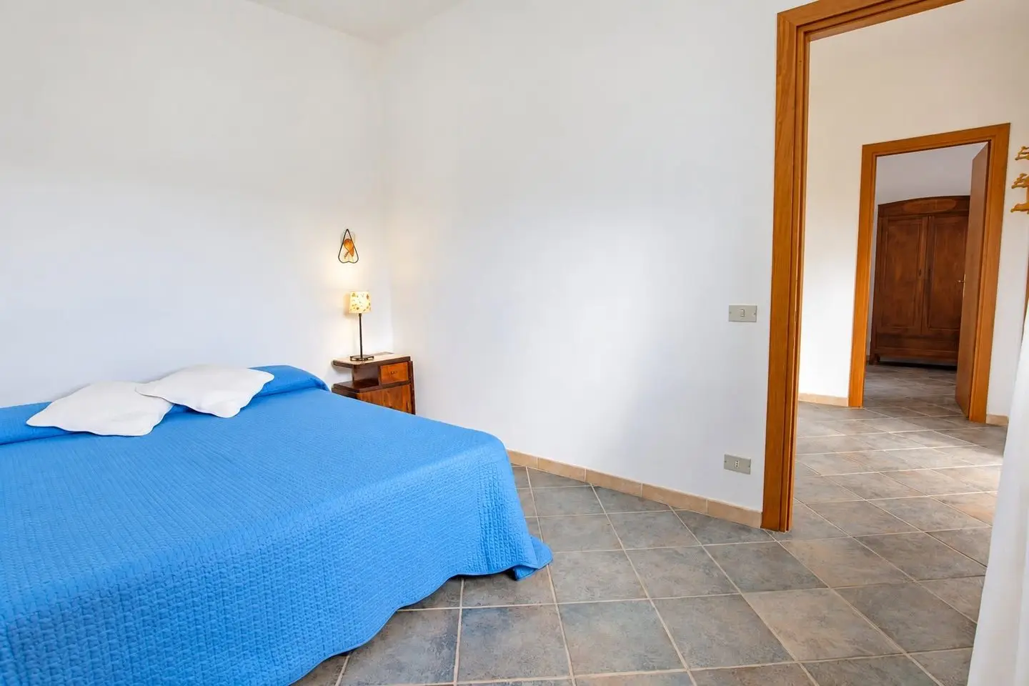 Camera matrimoniale con copriletto blu, Villa dei Mandarini a Cefalù