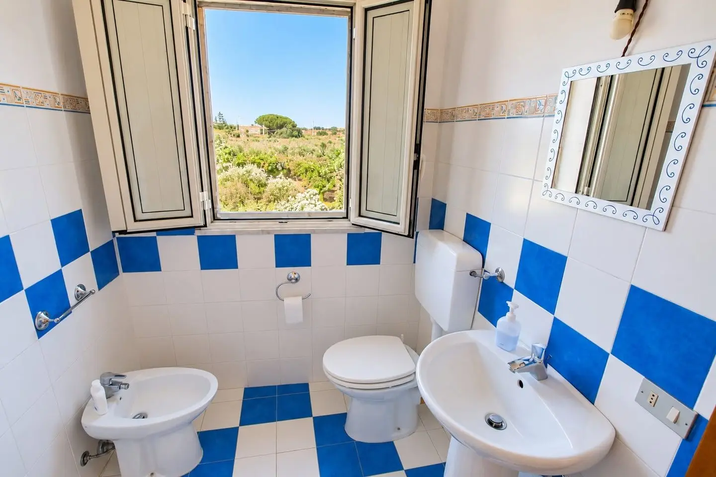 Bagno con finestra sulla campagna, Villa dei Mandarini a Cefalù