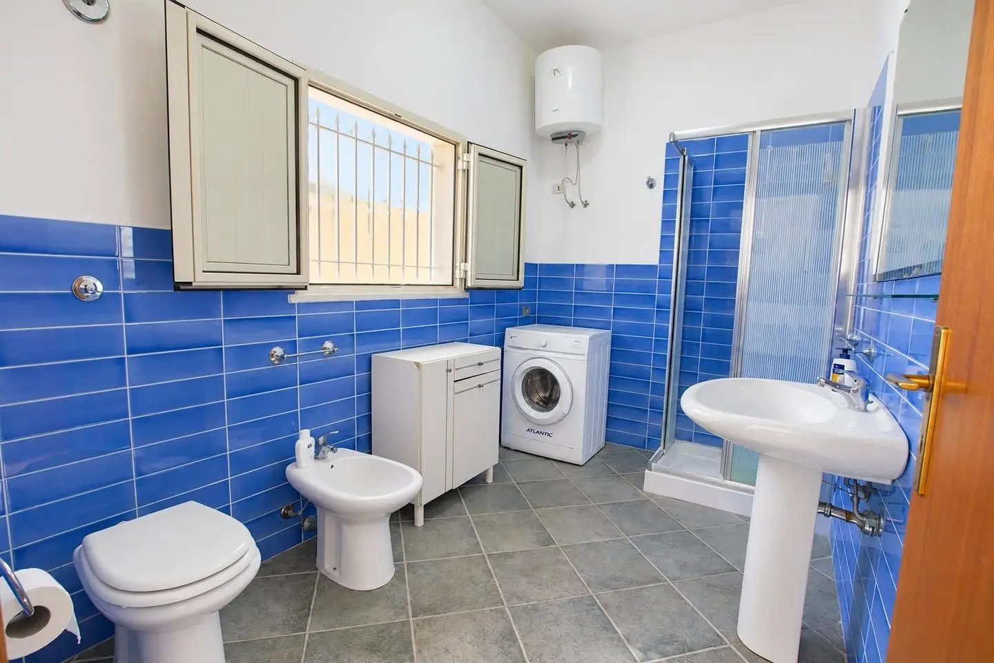 Bagno con box doccia e lavatrice, Villa dei Mandarini a Cefalù