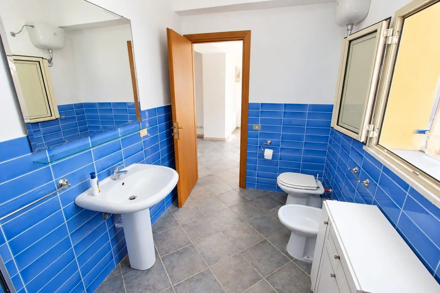 Bagno con lavabo e bidet, Villa dei Mandarini a Cefalù