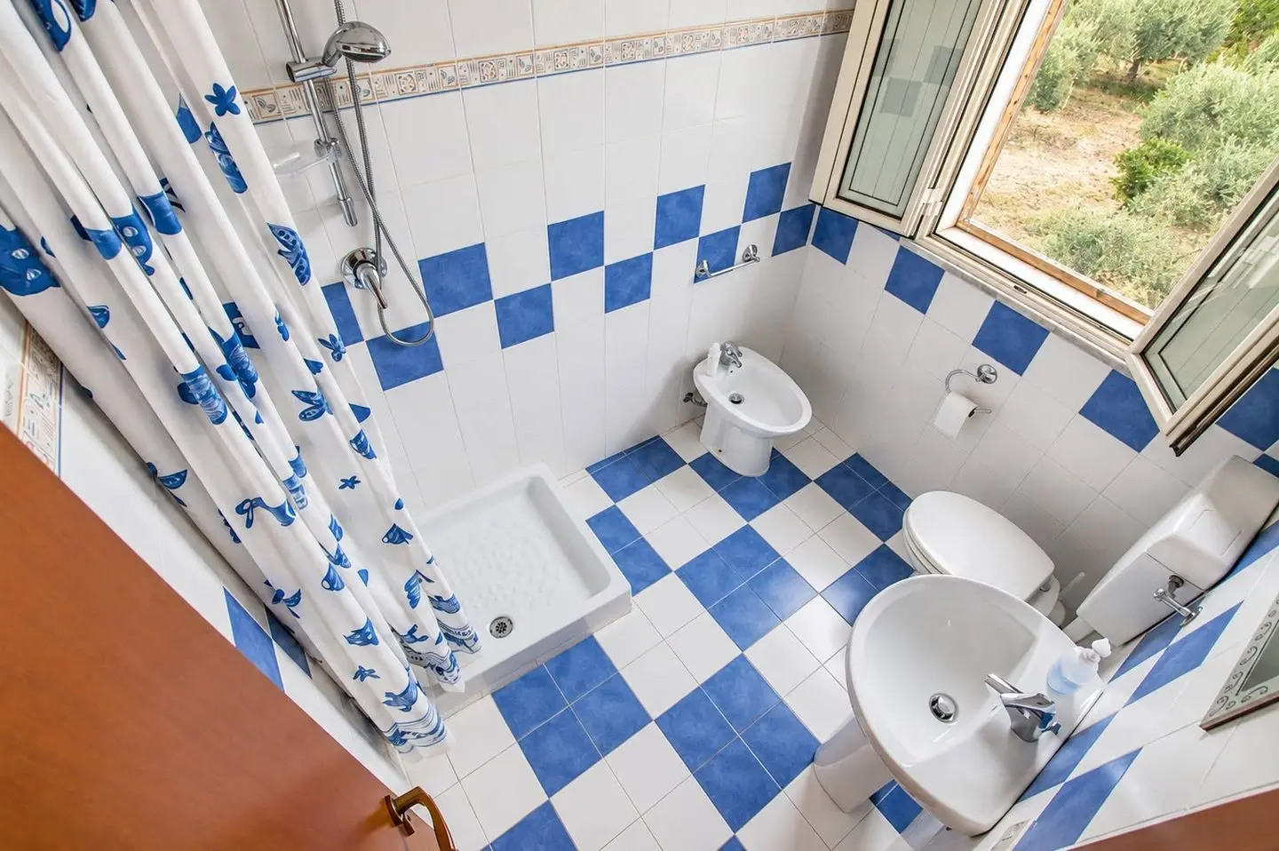 Bagno con doccia e finestra, Villa dei Mandarini a Cefalù