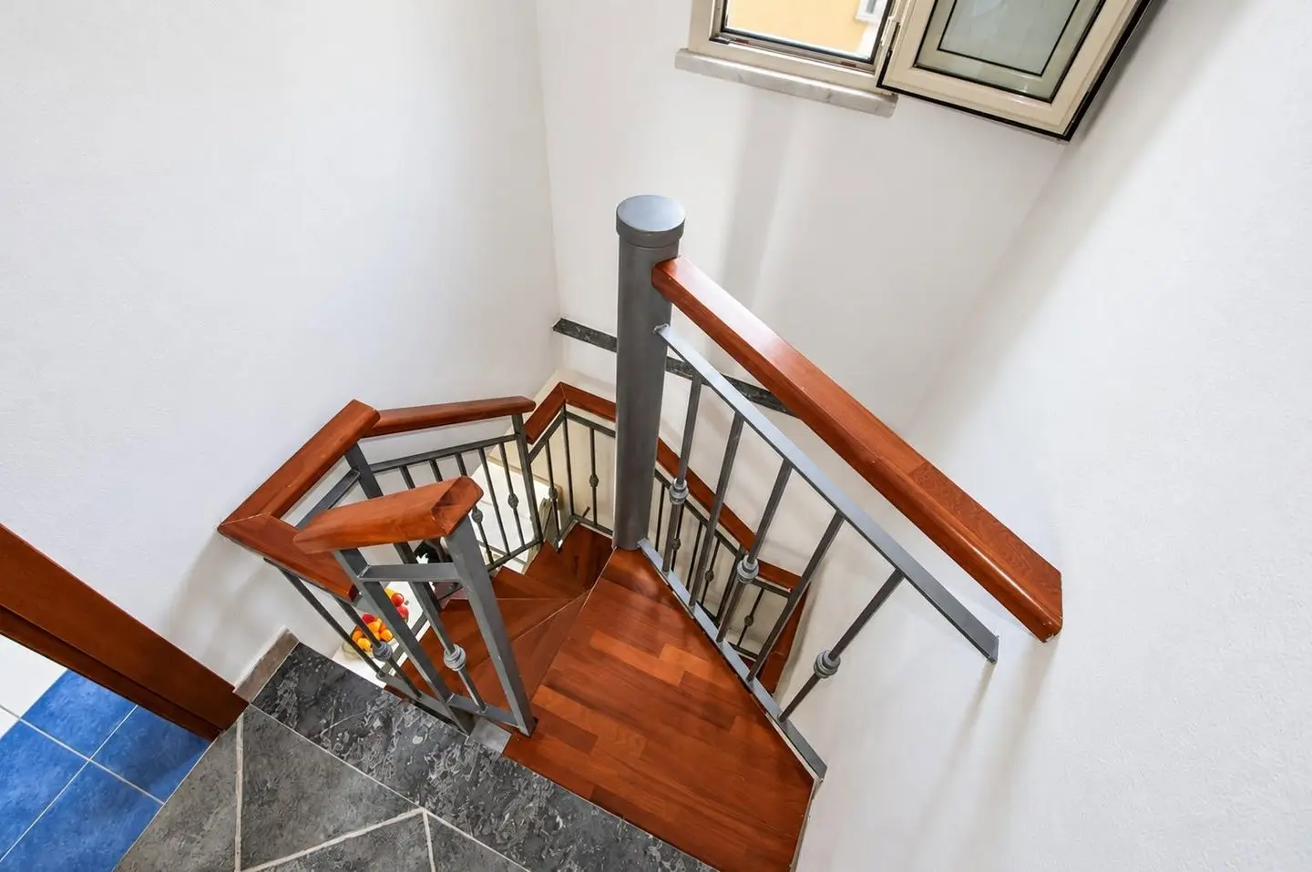 Scala interna tra i due piani, Villa dei Mandarini a Cefalù